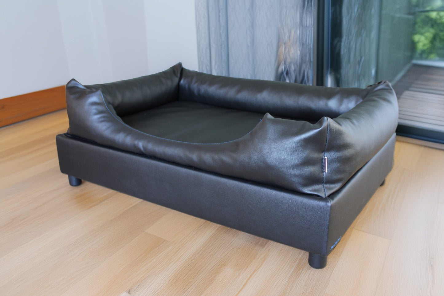 Hondenbed op poten zwart kunstleer