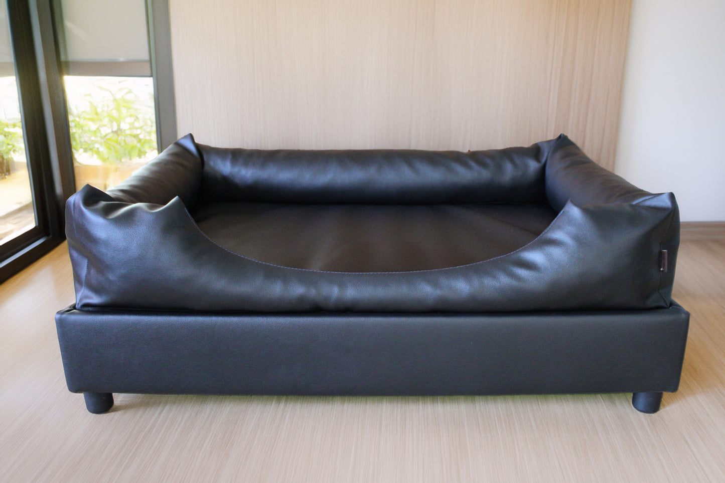 Hondenbed op poten zwart kunstleer