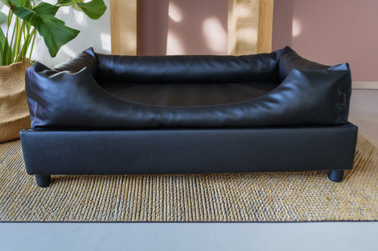 Hondenbed op poten zwart kunstleer