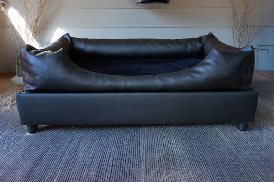Hondenbed op poten zwart kunstleer