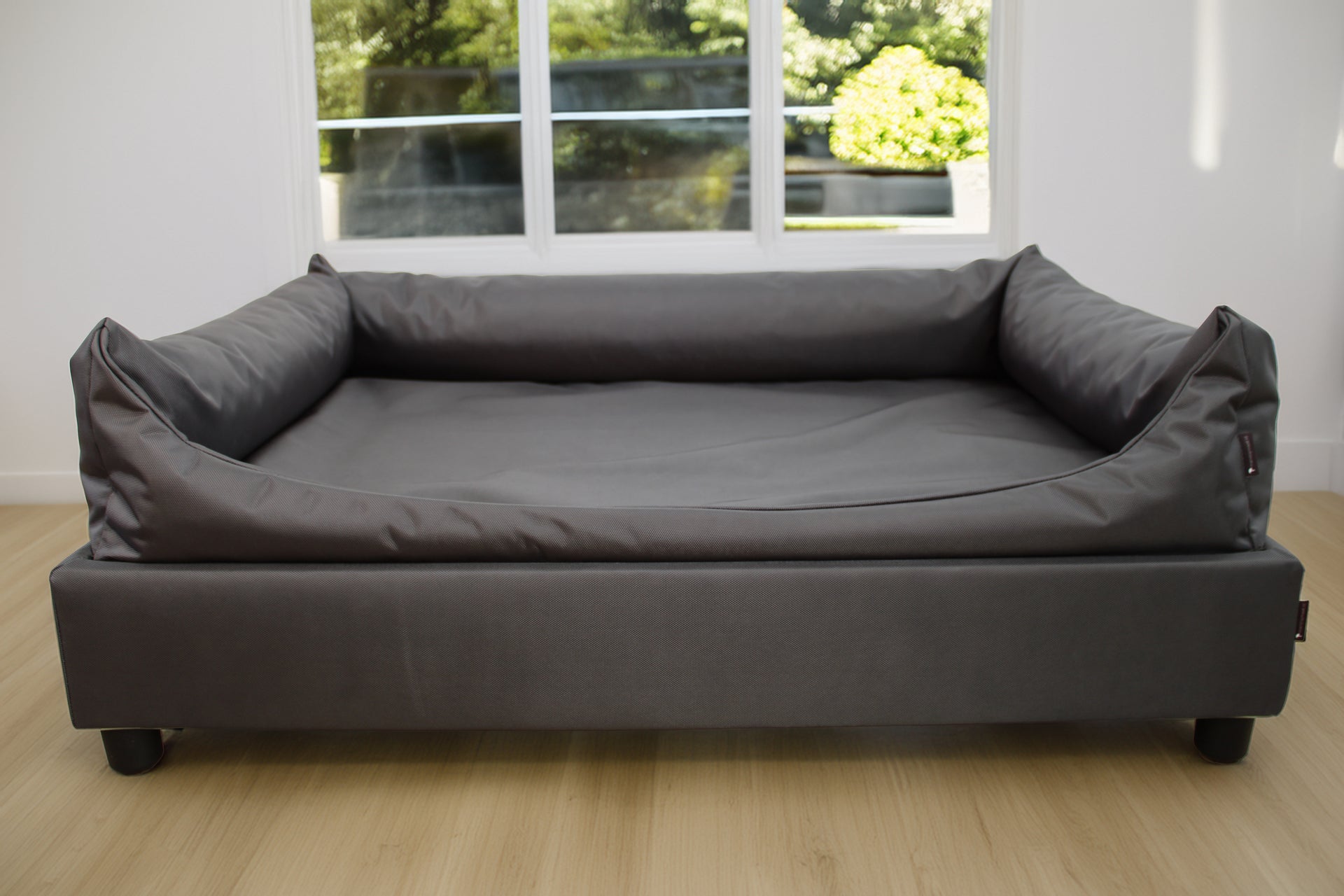 Want to buy a dog bed on legs or raised dog basket for large dogs