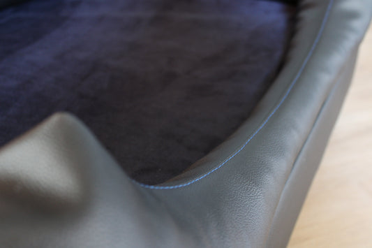 Hondenbed op poten zwart kunstleer