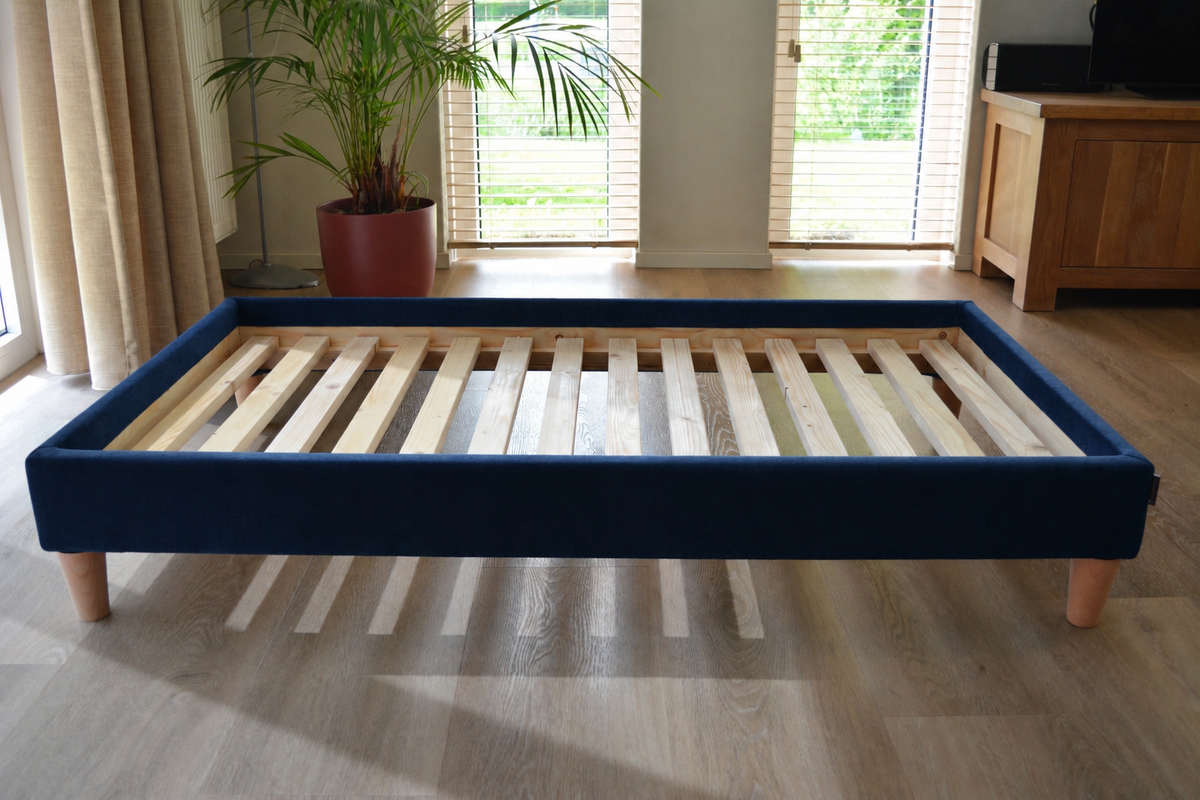 XXL bedframe met donkerblauw velours, lattenbodem en 10 cm houten poten